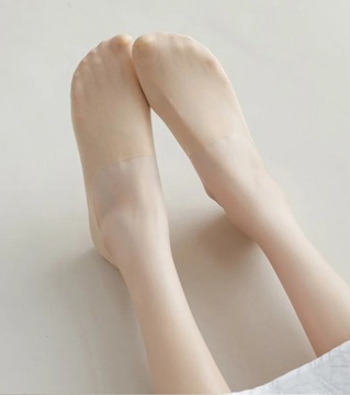 Женские тонкие ножки телесного цвета с силиконом, бежевые.