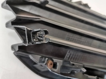 Kratka zderzaka przedniego TOYOTA Auris II lift prawa 820.