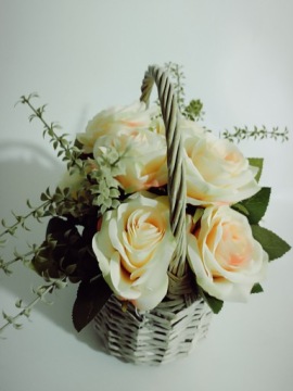 КРЕМ ИСКУССТВЕННЫЕ ЦВЕТЫ В КОРЗИНЕ