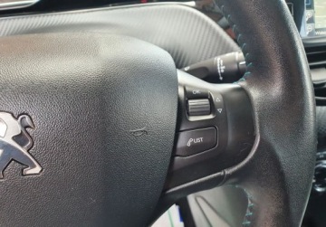 Peugeot 2008 I SUV 1.2 PureTech 110KM 2015 Peugeot 2008 Urban Cross LED Nawigacja GetHelp 1.2 Benzyna 110KM, zdjęcie 17