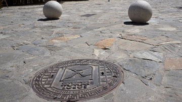 Каскад из натурального камня серого гнейса на скале