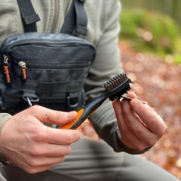 Кисть детектива, охотника за сокровищами для очистки находок с помощью лупы