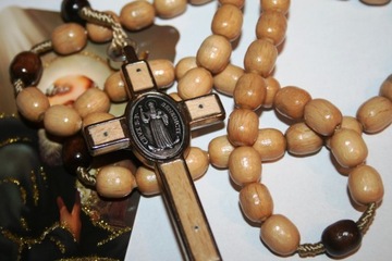 Мужские или женские деревянные четки на св. струне. Медальон с крестом Бенедикта.