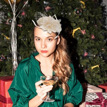 Fascynator do kapeluszy w stylu vintage w beżowe kropki