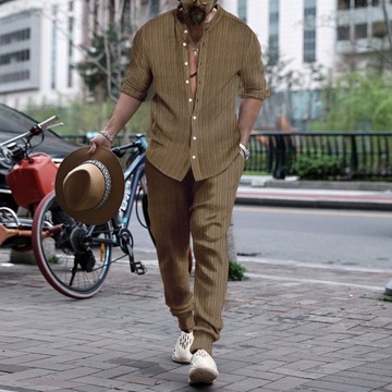 Удобный и стильный мужской комплект на любой случай, рубашка и брюки разных цветов.