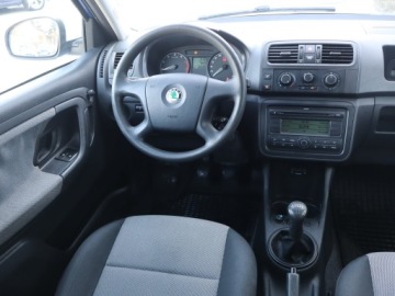 Skoda Fabia II Hatchback 1.4 i 16V 85KM 2009 Skoda Fabia 1.4 16V, GAZ, Klima, zdjęcie 6