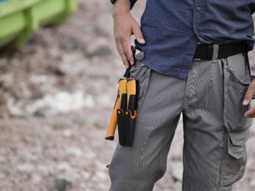 Нож столярный FISKARS с точилкой 1023621