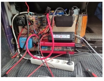 АВТОМОБИЛЬНЫЙ ПРЕОБРАЗОВАТЕЛЬ НАПРЯЖЕНИЯ 12 В - 230 В, 1600 Вт, ЧИСТЫЙ СИНУС