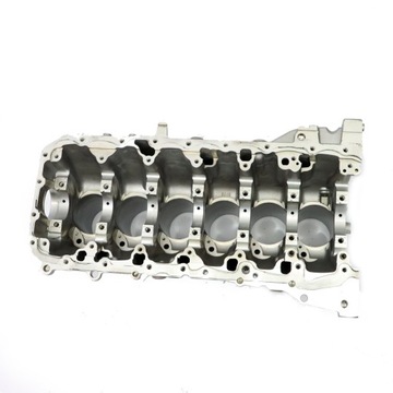 Блок двигателя BMW 6 цилиндров на основании стола