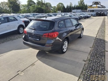 Opel Astra J Sports Tourer 1.6 Twinport ECOTEC 115KM 2012 Opel Astra 1,6 16V 115 KM klima elektryka wspomaganie oplacony 1.6 Benzyna, zdjęcie 5
