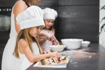 Детский кухонный фартук, шапка с именем ребенка, выпечка для школы