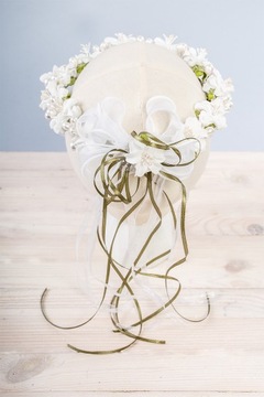 Причастный венок с белыми цветами и жемчугом