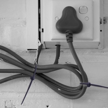 Многофункциональный самоклеящийся кабель, крепящийся на молнию.