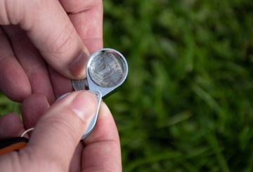 Кисть детектива, охотника за сокровищами для очистки находок с помощью лупы