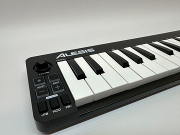 Alesis Qmini — портативный 32-кнопочный USB MIDI-контроллер
