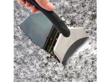 Автомобильный скребок для удаления льда и снега.