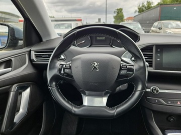 Peugeot 308 II SW Facelifting 1.2 PureTech 110KM 2019 Peugeot 308 SW 1.2 benzyna 110KM skóry panorama, zdjęcie 9