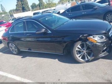 Mercedes Klasa C W205 2017 Mercedes-Benz Klasa C 2017 MERCEDES-BENZ C 300 LUXURYSPORT 2.0 Benzyna, zdjęcie 7