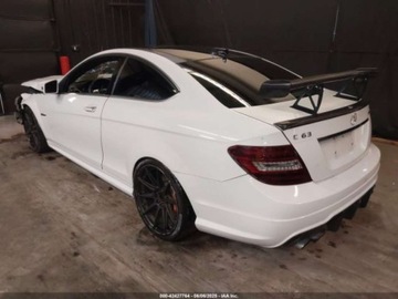 Mercedes Klasa C W205 2013 Mercedes-Benz Klasa C 63 AMG 2013 6.3l 6.3 Benzyna 451KM, zdjęcie 3