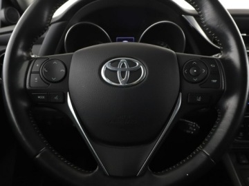 Toyota Auris II Hatchback 5d Facelifting 1.8 Hybrid 136KM 2018 Toyota Auris kamera grzane fotele tempomat, zdjęcie 20