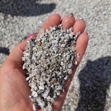 Гранит серый зернистость 2/5мм, засыпка 25 кг.