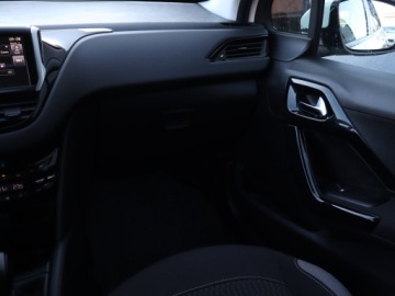 Peugeot 208 I Hatchback 5d Facelifting 1.2 PureTech 82KM 2015 Peugeot 208 1.2 PureTech, Salon Polska, zdjęcie 7
