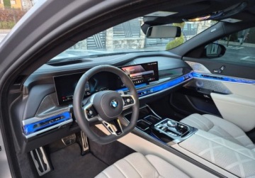 BMW Seria 7 G70 2023 BMW Seria 7 740i benzyna - 399 KM 3.0 Benzyna 326KM, zdjęcie 2