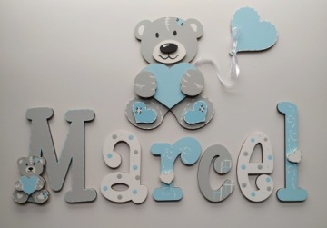 Буквы на стене плюс большой плюшевый мишка с воздушным шариком диаметром 25 см.