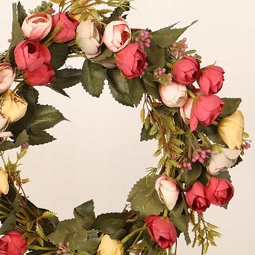 Sztuczny wieniec z róż Wieniec na drzwi z kwiatami