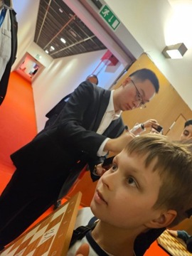 Шахматная доска с автографами гроссмейстеров.