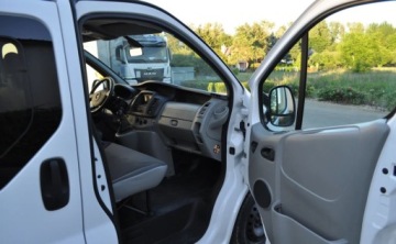 Opel Vivaro A Combi L1 2.0 CDTI 115KM 2014 Opel Vivaro L2H1 2.0 DCI 9 osobowy Nawigacja TOMTOM Klimatyzacja 2.0 115KM, zdjęcie 3