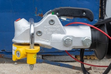 УНИВЕРСАЛЬНАЯ ШАРОВАЯ СЦЕПКА ДЛЯ ПРОТИВОУГОННЫХ ПРИЦЕПОВ