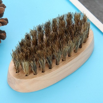 ДЕРЕВЯННАЯ ЩЕТКА ДЛЯ БОРОДЫ С КАБАНЬЕЙ ЩЕТИНОЙ