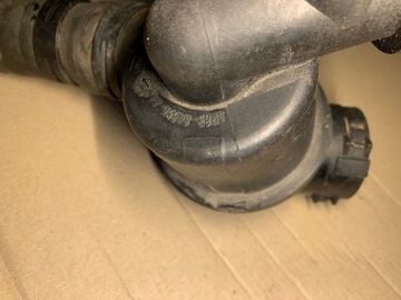 4R83-8A586 POUZDRO TERMOSTATU JAGUAR XF X250 2.7D