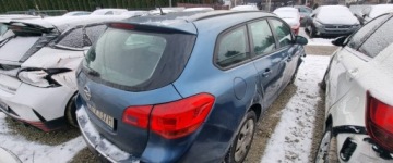 Opel Astra J Sports Tourer Facelifting 1.4 Turbo ECOTEC 120KM 2015 Opel Astra 2015r. 1.4 Benzyna. Uszkodzony prawy bok. Jezdzi. 1.4 Benzyna, zdjęcie 3