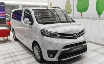 Toyota Proace II Furgon Medium 2.0 D-4D 177KM 2022 Toyota Proace Verso Verso 2.0 D4-D Long Business Aut. 2.0 Diesel 177KM, zdjęcie 1