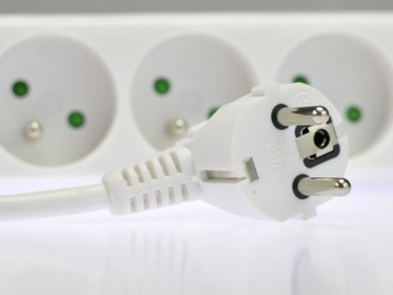 УДЛИНИТЕЛЬ ПИТАНИЯ НА 5 РОЗЕТОК 3х1,5 10м