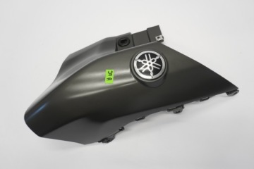 YAMAHA TRACER 9 GT 21- КРЫШКА ОБТЕКАТЕЛЯ ТОПЛИВНОГО БАКА ЛЕВАЯ
