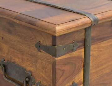 Индийский колониальный сундук из массива дерева, светло-коричневого цвета.