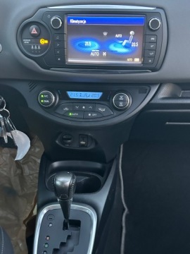 Toyota Yaris III Hatchback 5d Facelifting Hybrid 100KM 2016 Toyota Yaris hybrid-2-osobowy-Homol. ciężarowy-Automatic, zdjęcie 12