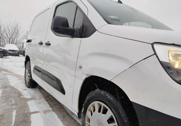 Opel Combo E Kombivan 1.5 Diesel 102KM 2019 Opel Combo 2019r, 1.5 Diesel. Delikatnie przetarty prawy bok. Jezdzi. 1.5, zdjęcie 20