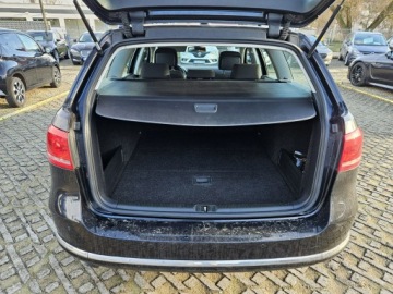 Volkswagen Passat B7 Variant 1.6 TDI CR DPF BlueMotion 105KM 2011 Volkswagen Passat 1,6 diesel 105KM nawigacja, zdjęcie 14