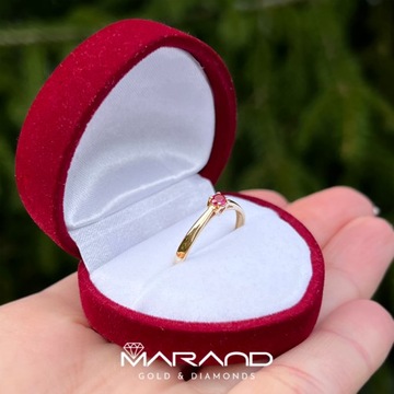 Złoty pierścionek zaręczynowy z rubinową cyrkonią 333 8K