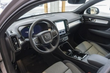 Volvo XC40 Crossover Facelifting 2.0 B3 163KM 2025 Volvo XC 40 Plus Dark B3 Mild Hybrid Benzyna, zdjęcie 11