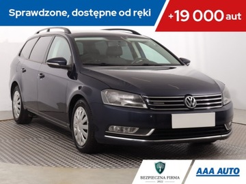 Volkswagen Passat B7 Variant 1.6 TDI CR DPF BlueMotion 105KM 2013 VW Passat 1.6 TDI, Klima, Klimatronic, Tempomat