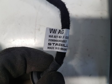 MACAN FACELIFT 95B VZPĚRA/TLAKOVAČ KRYT KUFRU 95B827851F