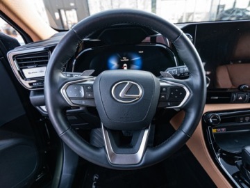Lexus NX II SUV Facelifting 2.5 450h+ 292KM 2025 Od ręki - Omotenashi 2.5 Hybrid Plug-in AWD 292KM | Podgrzewane fotele, zdjęcie 9