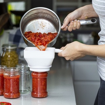 Квадратная пластиковая воронка для банок диаметром 52-85мм.