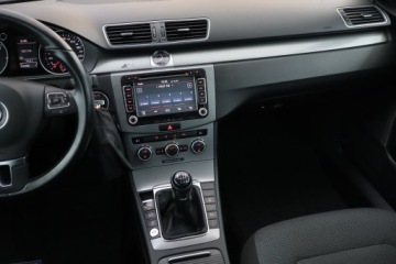 Volkswagen Passat B7 Variant 2.0 TDI CR DPF BlueMotion 140KM 2014 VW Passat 2.0 TDI, Xenon, Klima, Klimatronic, zdjęcie 7