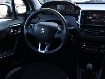 Peugeot 208 I Hatchback 5d Facelifting 1.2 PureTech 82KM 2015 Peugeot 208 1.2 PureTech, Salon Polska, zdjęcie 6